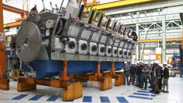 CGIL, CISL e UIL hanno deciso di far caricare i motori bloccati nel porto, erano un ostaggio importante per costringere la dirigenza a tenere aperta la fabbrica. Se gli operai vogliono c’è ancora tempo per fermarli.