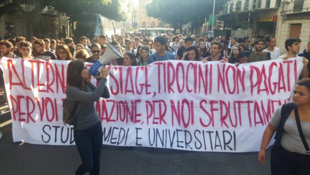 Le fabbriche e tutti i luoghi del lavoro materiale gestite per il massimo profitto sono un inferno, non morirebbero quasi tre operai al giorno. Buttare allo sbaraglio in questa realtà giovani studenti è mettere a repentaglio la loro vita per avere mano d’opera gratuita per abbassare i costi di produzione. 