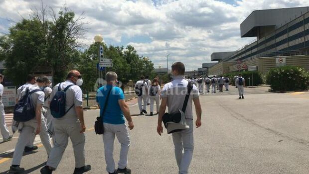 Stellantis Melfi, la sopportazione degli operai è al limite. Le critiche al sindacato collaborazionista non si sussurrano più, si gridano ai cancelli. Ancora un piccolo passo, uno sciopero selvaggio per ricondurre manager e sindacalisti al rispetto della forza-lavoro.