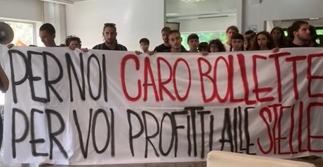 Le raccomandazioni governative per fronteggiare il caro energia: mangiare il meno possibile, cuocere cibi al dente, lavarsi poco, cambiarsi di rado, stare a casa al buio ed anche un po’ al freddo e qualche elemosina.