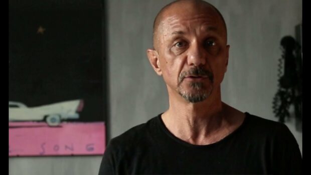 Chiede la diffusione di due schegge nella forma di poesia, lo accontentiamo con piacere