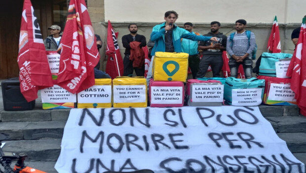 I riders spinti dai tempi stretti delle consegne corrono per quattro soldi da una parte all’altra della città e muoiono investiti nel traffico. I dati ufficiali parlano di 15 morti dal 2018, l’economia è nuova ma la sua funzione non cambia: arricchire la proprietà