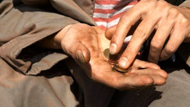 Piuttosto che chiedere ai padroni consistenti aumenti salariali per fronteggiare il carovita gli operai dovrebbero accontentarsi di quattro spiccioli distribuiti con il lanternino.