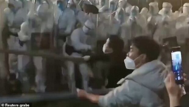 Bastonati ed arrestati gli operai dello stabilimento di Zhengzhou dove 200mila operai assemblano l’iPhone. Stavano protestando per i bassi salari e le condizioni di lavoro. Apple lamenta i ritardi nelle consegne e la polizia cerca di accelerare i tempi.