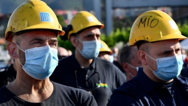 Adesso che la crisi dell’acciaio stringe, i Mittal non esitano a chiudere le aziende dell’appalto per mungere dallo stato altri soldi e tirare avanti, fin quando gli converrà