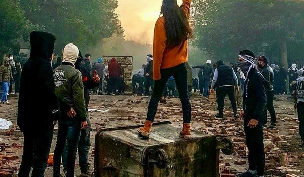 Non basteranno tutte le forche dell’Iran a fermare la gioventù in rivolta. La repressione può rallentare la caduta del regime ma non evitarla, può anche spingere le forze in campo ad una resa dei conti imminente. Ed è quello che sta maturando...