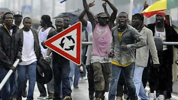 Ha dato con il suo carrierismo interessato uno strumento micidiale ai cani rabbiosi della stampa di destra per denigrare chiunque lotti contro la schiavitù degli operai immigrati che si spaccano la schiena nei campi, da Nord a Sud.