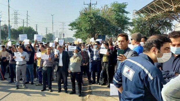 Due messaggi del "Consiglio Organizzatore delle proteste dei lavoratori petroliferi" dimostrano che la discesa in campo degli operai è un dato di fatto. Il regime traballa.