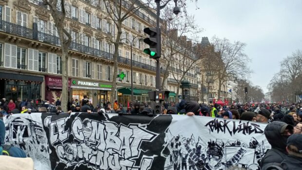 Nel paese dei gilets jaunes non si scherza, non si gioca a dichiarare scioperi senza organizzazione e senza seguito, con manifestazioni processione, lì si bloccano le fabbriche e le strade finché il governo non fa marcia indietro.