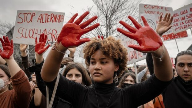 Il caso del risarcimento negato a Giuliano De Seta ucciso in scuola-lavoro mette in evidenza il ruolo dell’INAIL, le sue norme sono sempre restrittive quando riguardano tutti coloro che muoiono lavorando. Anche l’ISTAT strumentalmente ne riduce il numero . L’Osservatorio di Bologna valuta un 30% in meno.