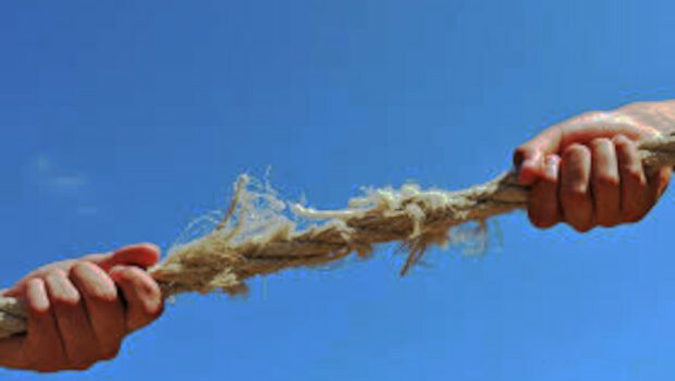 In fabbrica è un gran casino. Comandati al lavoro o lasciati a casa nel giro di poche ore. Incentivati a licenziarsi e tanti accettano. Delegatini che per difendere i propri privilegi sono disposti a vendere chiunque, ma la corda si spezzerà.