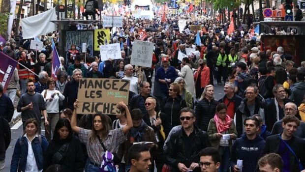 La Meloni usa i soldi dello Stato per pagare la tangente a chi col voto l’ha mandata al governo. Sempre scommettendo che gli operai e i lavoratori poveri siano incapaci di ogni reazione. Gli scioperi per forti aumenti salariali in Francia ed Inghilterra dimostrano quanto la scommessa sia azzardata.