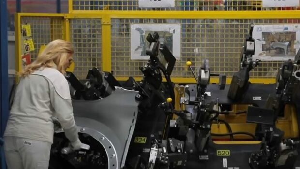 Da Basilicata24.it del 4 febbraio 2023:
Stellantis Melfi, il grido degli operai del Montaggio: “Andiamo troppo veloce, vicini al collasso”.
Sempre di più i lavoratori che denunciano una situazione insostenibile. "il mix non funziona, siamo di meno e lavoriamo di più. Quando torni a casa sei uno straccio, devi solo buttarti sul letto".