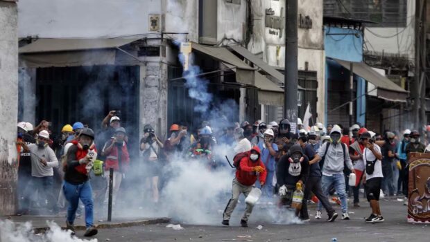 In ventimila sono entrati nella capitale del Perù gridando “torneremo e saremo milioni “. Per quanto la polizia spari addosso ai manifestanti per fermarli ottiene l’effetto opposto, si va verso la guerra civile.