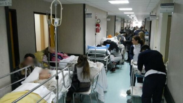 La famosa sanità pubblica, la sanità per gli operai e i lavoratori poveri viene sempre più ridimensionata. Per chi ha i soldi c’è sempre quella privata a pagamento. Stanno sparendo anche i medici di base che non vengono rimpiazzati.