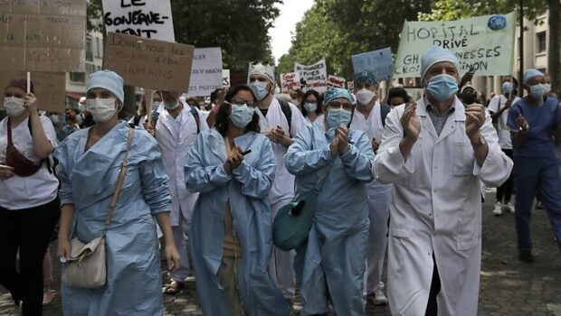 Crolla un altro dei miti della società fondata sul profitto: il diritto alla salute uguale per tutti. Ci curiamo con il bromuro dei lamenti, e loro marciano a tappe forzate, forse è tempo di cambiare tattica, reagire alla francese alla prepotenza di chi sta in alto.