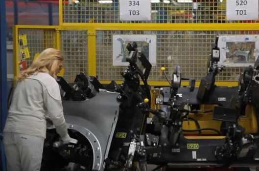 Stellantis Melfi. Abbiamo nell’articolo passato messo in evidenza come la politica dei sindacati firmatutto ha favorito Stellantis e lasciato operaie ed operai in balia delle scelte dell’azienda . Siamo alla prova dei fatti, un gruppo di operaie denuncia la situazione delle trasferte e la mancanza di qualsiasi strumento di difesa. Da Vulturenews del 17 giugno 2023