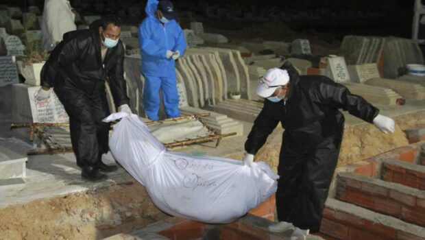 In Tunisia il governo di Kais Saied arresta gli oppositori, organizza spedizioni punitive contro chi ha la pelle nera, porta alla fame la maggioranza della popolazione: ma si sa gli interessi dei governi imperialisti vengono prima di qualunque giudizio politico, quando non si arriva perfino a tentare di comprare i governanti locali con un pacco di soldi. 