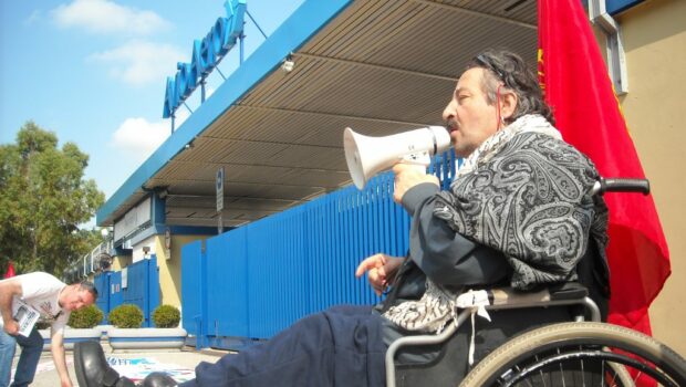 “O padrone a fine mese/
tene sempe a busta appesa/
l'operaie e vintisette/
manco e sorde pe sigarett /
Aumenta o pane e a pasta/
aumenta a mericina/
e pure stu guverno/
è overo na latrina”