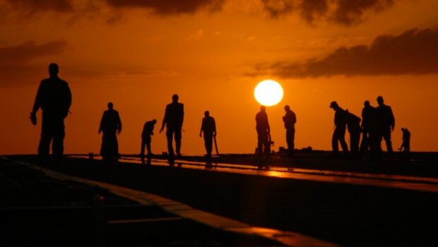 Per gli operai, non è un modo di dire: sono già cinque gli operai morti per le alte temperature. Cosa fare? La risposta ce la danno gli operai Stellantis di Pomigliano: se non ci sono le condizioni non si lavora
