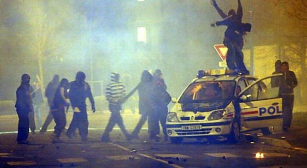 La Francia oggi è il laboratorio delle classi subalterne dell'Europa nel movimento di ribellione allo Stato dei padroni.