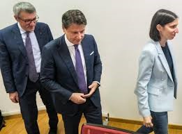 Ufficialmente oltre 22 contratti sottoscritti da CGIL, CISL e UIL sono al di sotto dei 9 Euro lordi proposti per il salario minimo. Sulla base di questo dato, consulenti del lavoro e Confindustria propongo di stabilire un salario minimo per ogni singola categoria, fissato sulla base del contratto sottoscritto dai sindacati più “rappresentativi” e cioè praticamente sempre CGIL, CISL e UIL. Come moneta di scambio propongono l’approvazione della legge sulla rappresentatività sindacale, che sancirebbe il monopolio della contrattazione ai soliti CGIL, CISL e UIL.