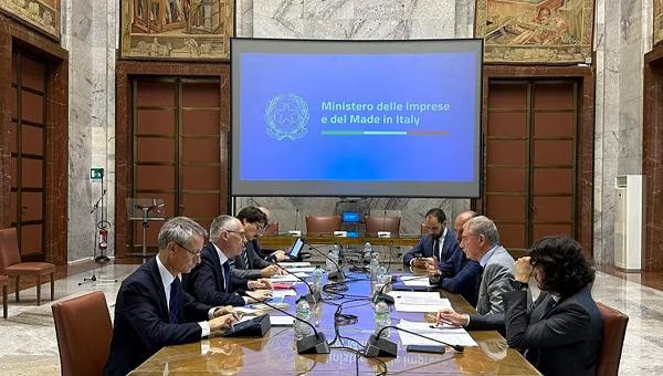 Stellantis di Melfi. Con l’accordo del 25 giugno 2021, sottoscritto da tutti i sindacati, garantivano che il sacrificio di una linea era per il rilancio e nessun licenziamento. Con quello firmato ieri, 12/7/2023, ridotti drasticamente di numero, siamo costretti alle trasferte e  alla fame dei contratti di solidarietà. Per le stesse promesse mai mantenute