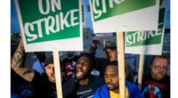 Il 14 settembre in America c’è la scadenza dei contratti. Il sindacato UAW minaccia di scioperare se non vengono accettate le richieste operaie.