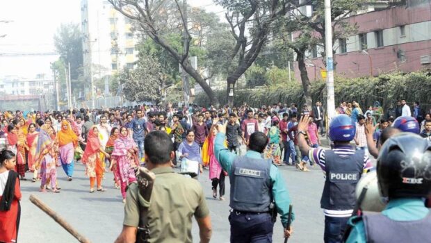 Le operaie tessili del Bangladesh sono in sciopero per conquistare un salario all’altezza del costo della vita. Il governo è sceso in campo sparando addosso ai manifestanti uccidendone 4. Ma le operaie non cedono, lo sciopero continua.