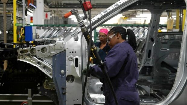 Contratto UAW- GM, FORD, Stellantis : gli operai delle linee delle grandi fabbriche hanno  votato NO a maggioranza, avrebbero continuato a scioperare per risultati migliori.