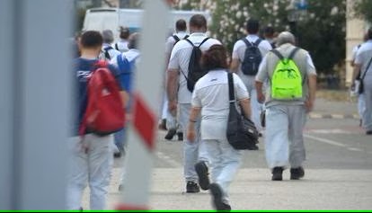 Intervista a due operai di Melfi in trasferta a Pomigliano. La comandata obbligatoria, il ricatto: o il lavoro a Pomigliano o la cassa integrazione a Melfi. Per i pendolari 5 ore di viaggio per 8 ore di lavoro sulle linee. Chi non è contento può dare le dimissioni, che è il vero obiettivo di Stellantis, spingere gli operai a licenziarsi per ridurre il personale.