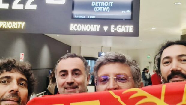 Si va a Detroit a sventolare la bandiera della solidarietà per lotta salariale degli operai dell’automobile, si torna a casa arrotolando la bandiera, i salari di Stellantis Italia devono bastare. Diffidare delle imitazioni.