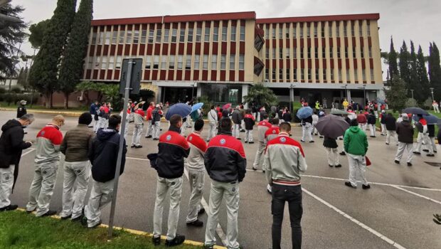 Nelle assemblee del 28 novembre i sindacalisti portaborse sono stati contestati duramente dagli operai. Le loro balle sul futuro aziendale non se le beve più nessuno: nel 2024, 850 esuberi, per chi rimane il sabato lavorativo obbligatorio.
Da un comunicato stampa della FMLU-CUB di Cassino.