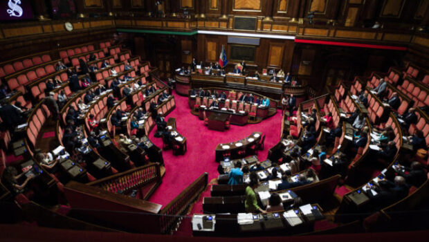 Con la legge di bilancio devono decidere come spartirsi i soldi delle casse dello Stato.  Ogni partito punta ai suoi interessi e a quello dei suoi elettori di prima fede. Finanziamenti agli industriali, qualche obolo ai lavoratori dipendenti e poco o niente per i servizi sociali.