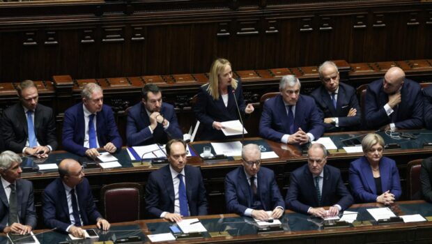 Ha potuto farlo perché tutto si è svolto nei corridoi parlamentari. Quasi tre milioni di operai a salario miserabile non sono stati chiamati a nessun tipo di mobilitazione; si sconta la mancanza di un sindacato capace di metterli in campo.