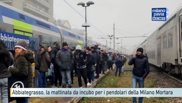 Ormai e diventato un vizio. Il ministro, in primo piano, con elmetto e pettorina per la propaganda governativa, le proteste dei pendolari oscurate per renderle inesistenti. Intanto ad Abbiategrasso il 12 Dicembre i pendolari arrabbiati hanno bloccato i treni invadendo binari e marciapiedi. 