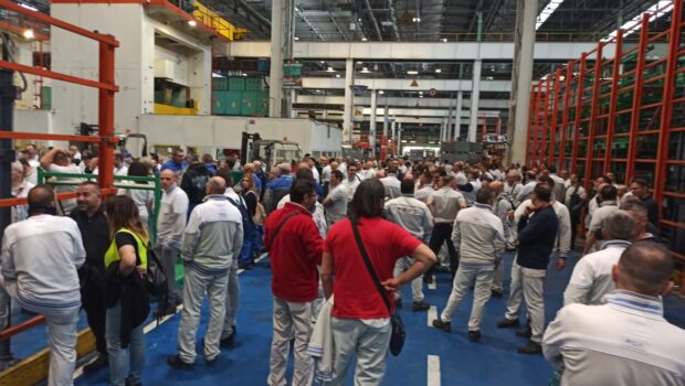 Stellantis Pomigliano. Fra firmatutto e pompieri tocca agli operai risolvere il problema.