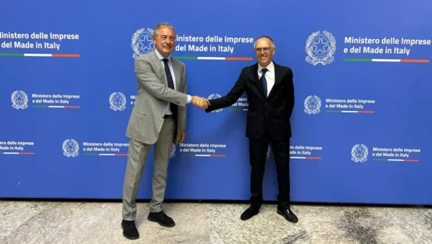 Tavoli al ministero, bandiere al vento di parrocchie sindacali, ma il padrone va avanti per la sua strada e gli operai subiscono. La musica non cambierà senza una vera ribellione degli operai.