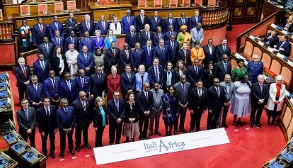 La padrona bianca affiancata da ENI, ENEL e aziende varie chiama a raccolta i capi africani, promette loro 5,5 miliardi di euro in aiuti ma non dice che vuole in cambio lo sfruttamento delle “terre rare” che valgono centinaia di miliardi.