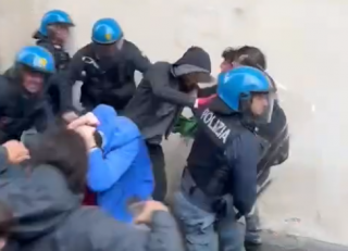 Lo stesso giorno: a Pisa, al mattino i poliziotti manganellano un gruppo di studenti, la sera per reazione si svolge una protesta di 5000 persone. Vogliono il moltiplicarsi dei manifestanti, la ricostituzione di servizi d’ordine per fronteggiare le loro bastonate. Avranno l’uno e l’altro.
