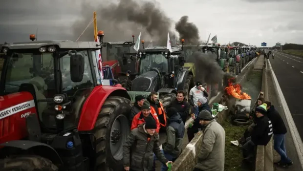 Gli agricoltori poveri, estromessi dal mercato capitalistico, si uniscono e scendono in strada perché sono arrivati con l’acqua alla gola e non hanno più nulla da perdere.