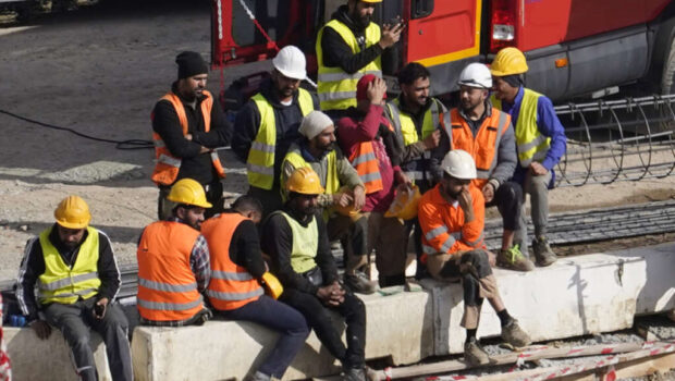 Il buco nero del cantiere della strage, non è ancora chiara la rete di appalti e subappalti, con che contratto lavorassero, chi doveva gestire la sicurezza… Da sotto questo polverone ne usciranno puliti i Caprotti, i padroni delle ditte, gli ispettori, il governo ed anche i dirigenti sindacali che minacciano grandi mobilitazioni e se ne escono con un misero sciopero di due ore.