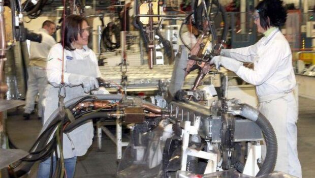 Alla Stellantis di Cassino e Atessa due delegati sindacali dell’opposizione operaia sono stati licenziati. Qualunque tipo di resistenza alle pesanti condizioni di lavoro, ai bassi salari e ai licenziamenti mascherati deve essere tolta di mezzo. Con la copertura dei sindacalisti compiacenti.