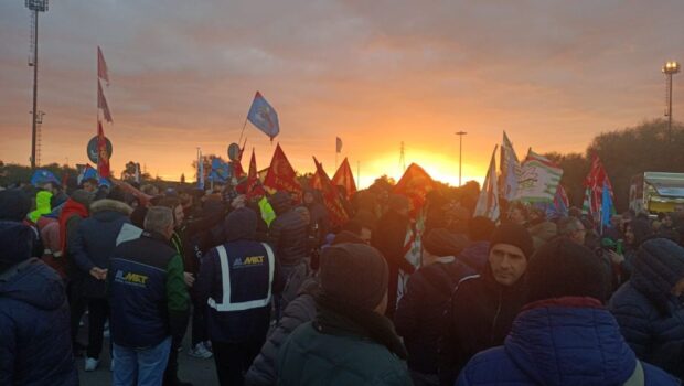 A Taranto otto operai sono stati licenziati via e-mail da parte di una ditta dell’indotto, proprio mentre si stava svolgendo la manifestazione comune di operai e padroni delle imprese in appalto organizzata da Fim, Fiom, Uilm e Usb. Guai a farsi pecora e fidarsi del lupo
