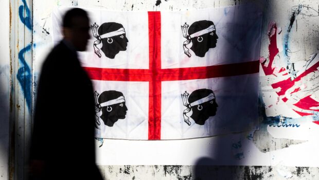 Elezioni in Sardegna: possono anche far finta di niente ma “i figli di nessuno” che non hanno espresso un voto, fra non votanti, nulle e bianche sono più del 50%. Mettendoli nel conto, il consenso tanto sbandierato dai partiti si riduce a metà.