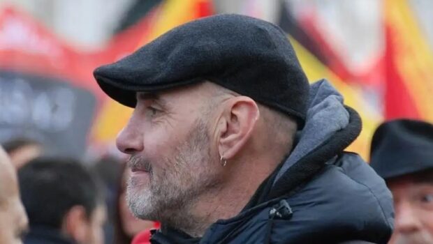 E’ morto Dario, Dario Comotti, oggi 21 aprile. Un brutto male se l’è preso. Sessantacinque anni. Operaio tornitore alla INNSE per più di quaranta.
Non si può concentrare in una pagina quello che è stato, chiunque lo abbia conosciuto ha sicuramente da ricordare qualche gesto, qualche azione, qualche parola che non può essere dimenticata, ci è rimasta impressa nella memoria.
Perché? Semplicemente perché dichiarò guerra al padrone fin da giovane e la condusse per tutta la vita, semplicemente perché era un operaio predisposto all’assalto al cielo ed ogni sua azione doveva manifestarsi alla luce del sole, senza timore, senza ripensamenti. Semplicemente perché aveva un cuore grande.