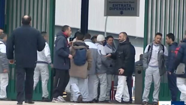 A chi vogliono prendere in giro, tutti giurano di difendere l’occupazione, in realtà Stellantis paga gli operai per licenziarsi e i sindacalisti firmano accordi sugli incentivi mentre quelli in disaccordo fanno solo parole. E se gli operai spinti ad accettarli si unissero ed aprissero una trattativa per   farli aumentare chi potrebbe avere qualcosa da dire? 