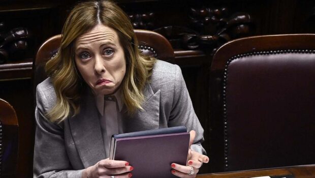 Fra moine e facce truci, fra ordini e contrordini ministeriali, la Meloni ben rappresenta i suoi sostenitori, dai banchieri ai grandi industriali intoccabili, alla media e piccola borghesia che fa affari al limite della legalità,  a tutti coloro che vogliono garantirsi il potere con il manganello e la galera.