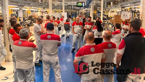 Per gli operai le condizioni in fabbrica sono diventate insopportabili, tanti sopportano, stringono i denti fino a spezzarsi, altri si arrendono e se ne vanno con la speranza di una vita migliore. Ma c’è sempre un’altra possibilità collettiva ribellarsi.