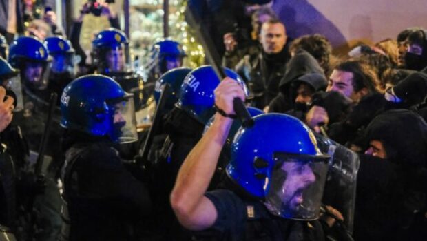 E' facile usare il manganello contro ragazzi e ragazze, giovani studenti, ma il governo deve stare attento, la protesta può diventare incontenibile e le forze in campo unirsi e moltiplicarsi. Da chi protesta per la Palestina, a chi è stanco di farsi uccidere sul lavoro, ai migranti trattati come bestie nelle campagne. E non sarà un gioco facile disperderli a manganellate.